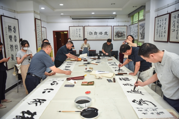 离退休干部医疗调研座谈会上进行文艺展示(排序3)