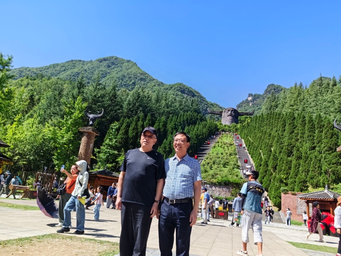 中国文联副主席董耀鹏（左）一行来神农架调研基层文联组织建设情况