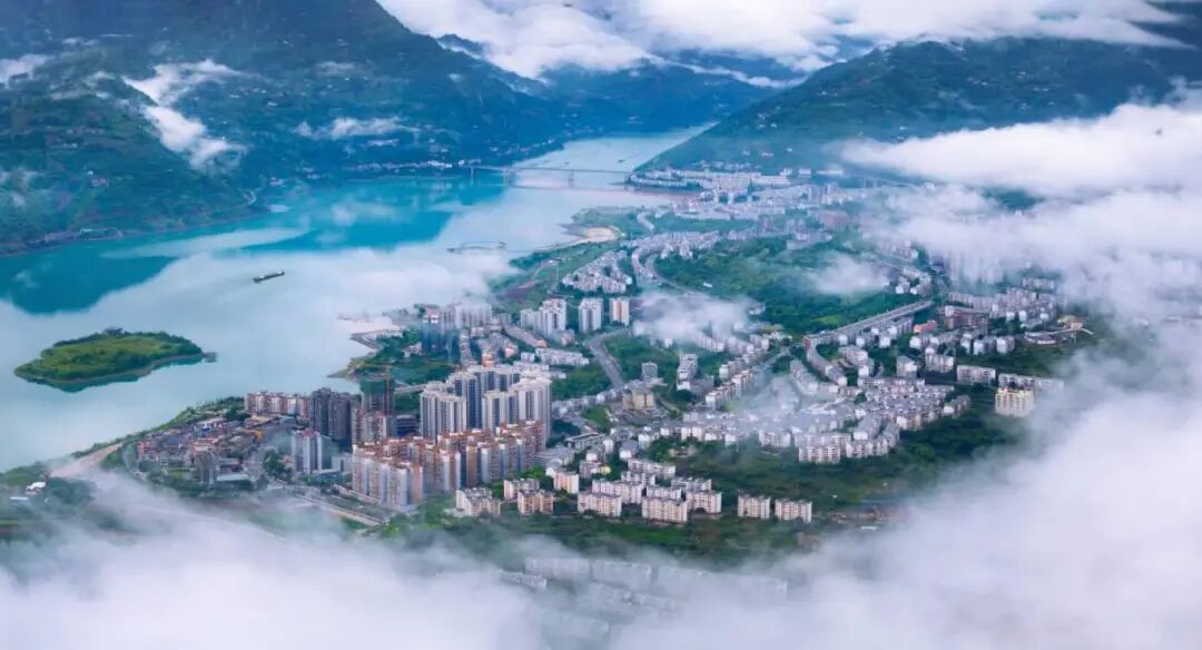 曾三东《半城烟雨半城湖》.jpg