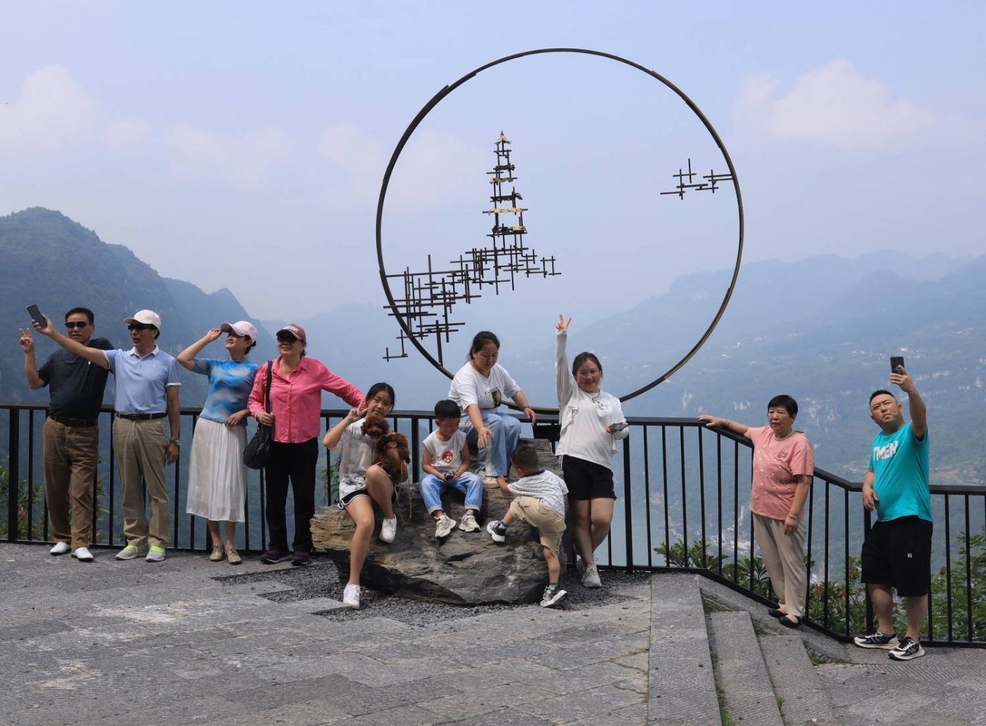 郭秀琴《打卡三峡网红路》组照 (1)