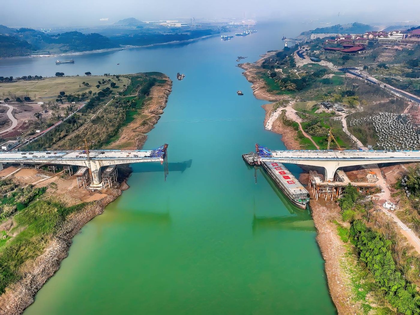 夏首安《全国首例：广阳湾大桥的“钢箱梁提升”建造密码》组照 (1)
