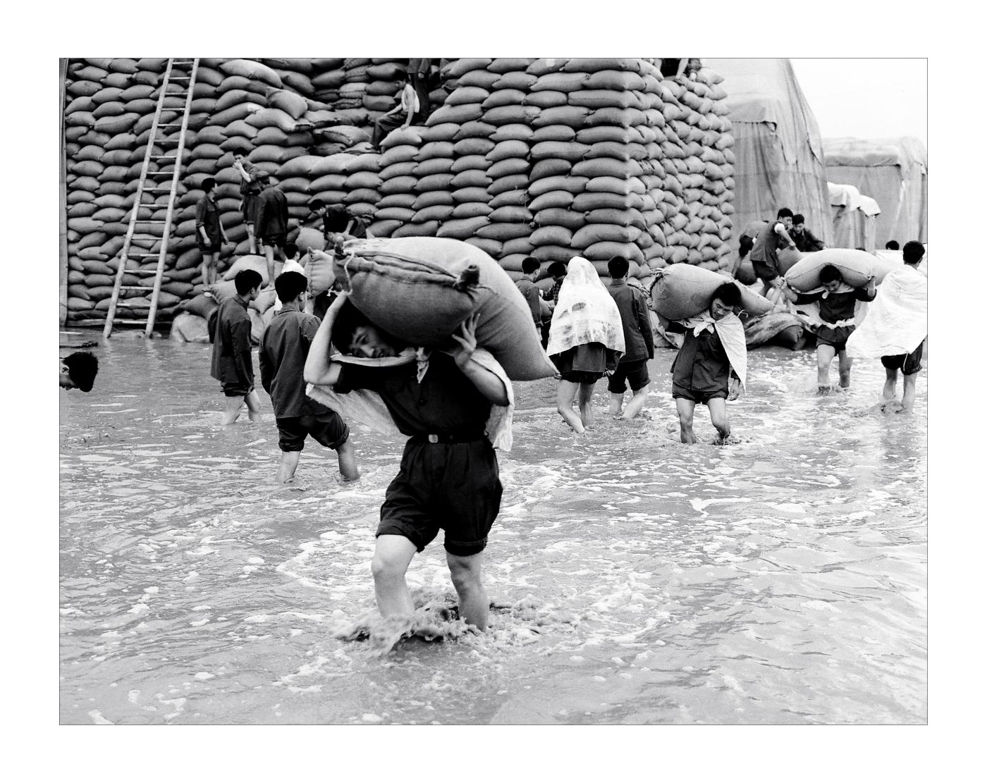 006《为了人民的财产》1982年入选全国新闻影展