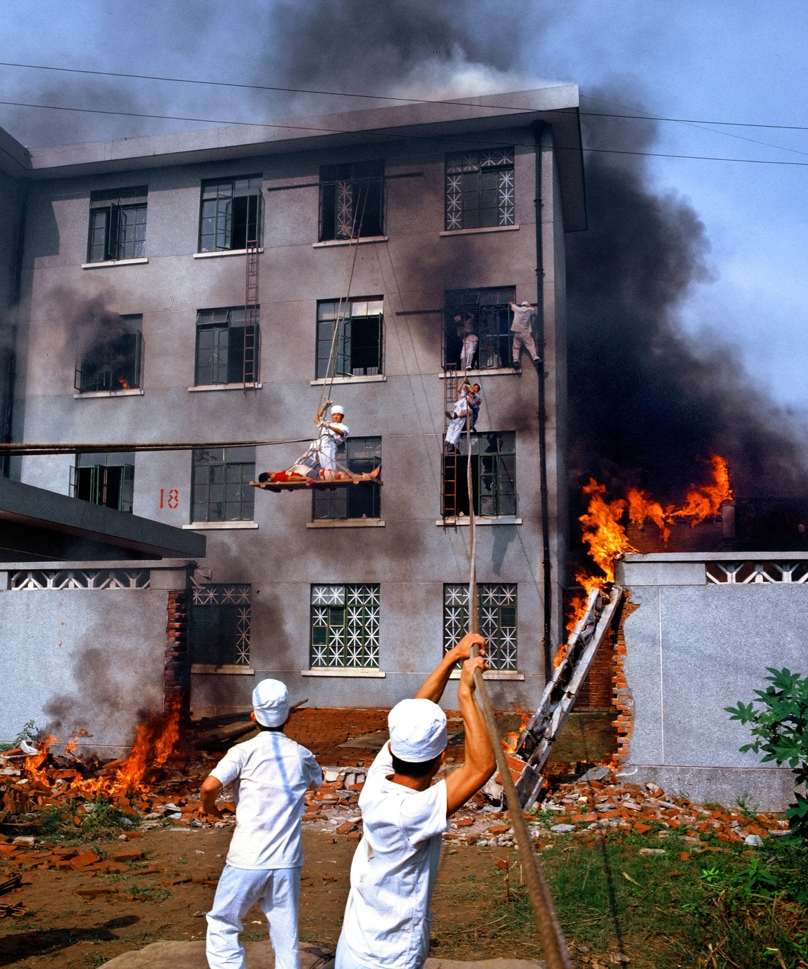 009《抢救伤员》获第21届全国摄影艺术展优秀奖